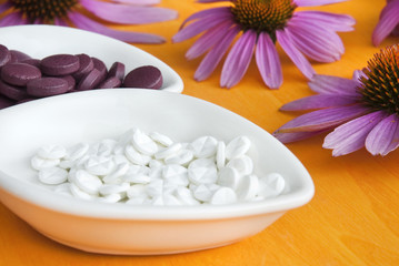 Fototapeta na wymiar Homeopatyczne tabletki i pigułki