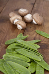 zuckerschoten und champignons