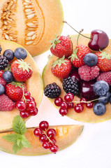 melone ripieno con frutti di bosco e ciliege