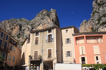 Fototapeta na wymiar piękne domy Moustiers Sainte Marie