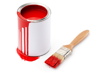 Pełny czerwony pojemnik z farbą i pędzel, który jest zabrudzony czerwonym atramentem - 43372767