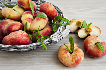 Cesta con paraguayas.