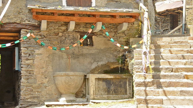 Trinkwasserbrunnen in einer alten Stadt