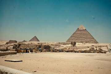 Fototapeta na wymiar Sfinks i piramida Chefrena