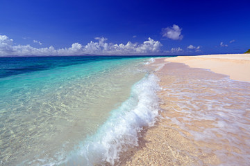 コマカ島の打ち寄せる波と紺碧の空