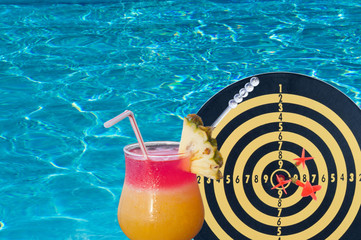 concept vacances ciblées, piscine, cocktail