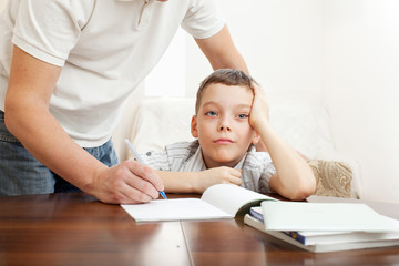 Obraz na płótnie Canvas Ojciec pomaga synowi pracę domową