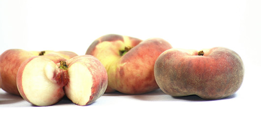 Des pêches plates sur fond bland