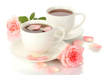 Fototapeta na wymiar filiżanki herbaty z róż na białym tle
