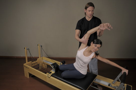 Mujer Joven Haciendo Pilates