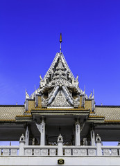 Naklejka premium Laithai roof of temple with sky