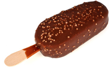 Glace nappage chocolat et éclats de noisettes