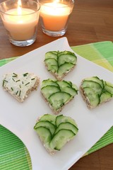 Vollkorntoast - Herzen mit Kräuterfrischkäse und Gurke
