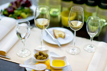Gedeckter Esstisch mit Weingläsern