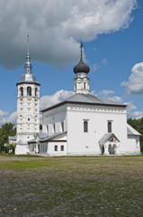 Fototapeta na wymiar Cerkiew z wysoką wieżą w Suzdal.