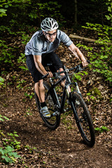 Mountainbiker im Downhill