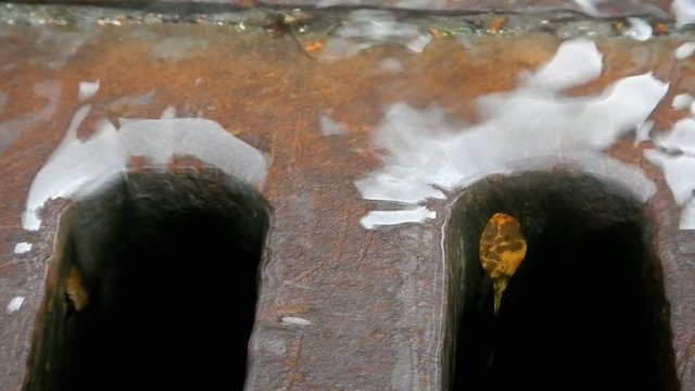 Regenwassser l&auml;uft in einen Gully
