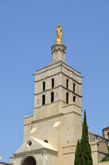 Fototapeta premium Estatua de la virgen que corona la torre occidental de la catedr