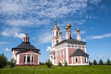 Fototapeta na wymiar Mihaly wiejskie świątynie w okolicy Suzdal