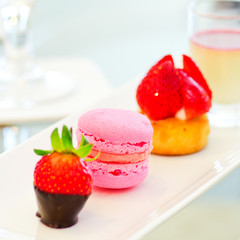 Strawberry Macaroons with fresh strawberries