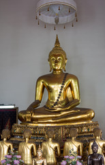 Single ornate buddha statue in Wat Po temple