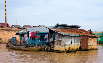 Fototapeta na wymiar Domy na palach na jeziorze Tonle Sap Kambodży
