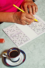 Rentnerin macht Sudoku