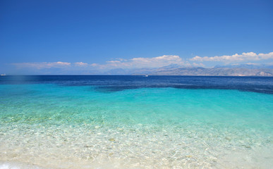 Fototapeta na wymiar Błękitne morze na plaży na Korfu