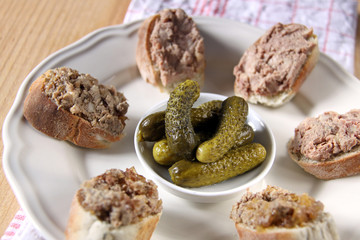 cornichons und pastetenhäppchen