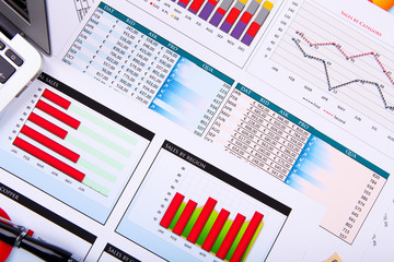 Obraz premium Financial papers on the table