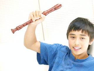 kind spielt flöte