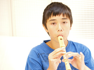 kind spielt flöte © Lucky Dragon