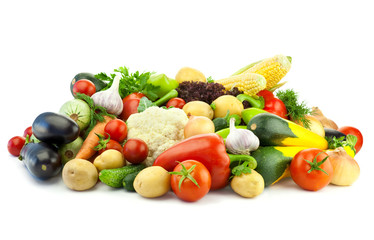Fototapeta na wymiar Zdrowe odżywianie / Asortyment organicznych warzyw / isolated