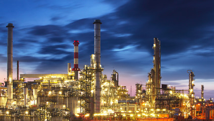 Fototapeta na wymiar Ropa i gaz rafineria o zmierzchu - fabryka petrochemiczny