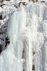 Scalatore di una cascata ghiacciata a Engelberg