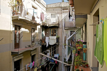 Balkone in den engen Hinterhöfen von Barcelona