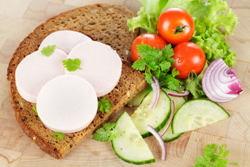 Schinkenwurst auf Körnerbrot