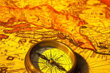 Fototapeta na wymiar Stare Kompas na mapie
