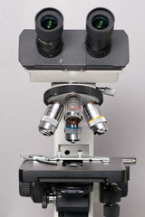 Fototapeta na wymiar Zbliżenie Mikroskop z płytkiej głębi ostrości