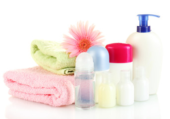 Obraz na płótnie Canvas kosmetyki butelki z ręczników i kwiat na białym tle