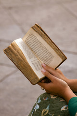 Buscar fotos: leyendo