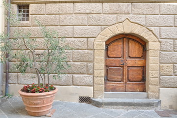 Fototapeta na wymiar Typowe wejście do domu w Toskanii we Włoszech