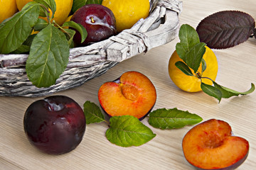 Ciruelas rojas y amarillas.