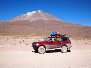 Fototapeta na wymiar Cztery koła, napęd pojazdu w Boliwii pustyni
