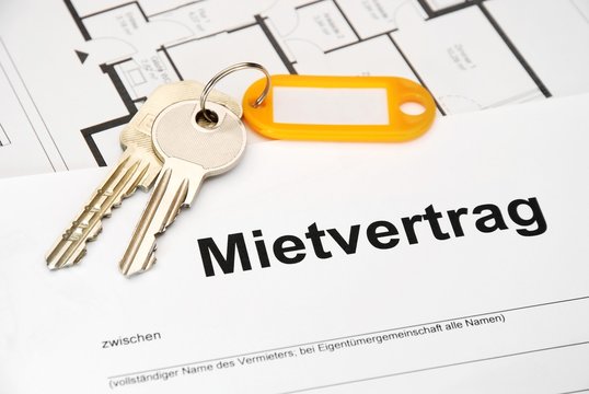 Mietvertrag mit Schl&uuml;ssel und orangem Anh&auml;nger