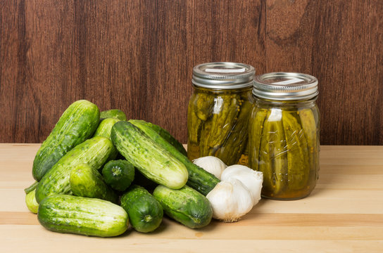 Pickles garlic and finished jars