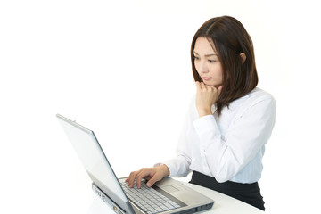 考え込むオフィスレディー