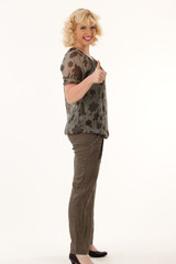 Lustige Frau mit Übergröße denkt positiv