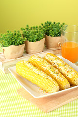 boiled corn with butter and the juice