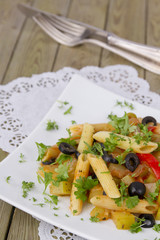 Nudeln mit Zucchini und Oliven